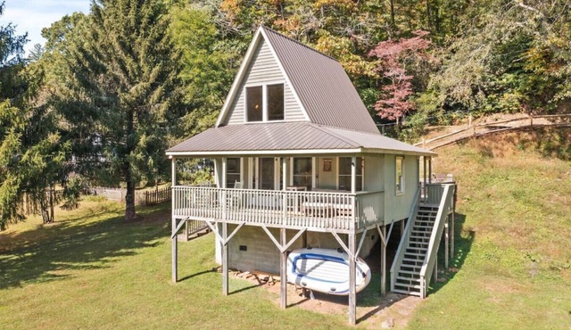 Tranquil Riverfront Living at Sasquatch Cabin!