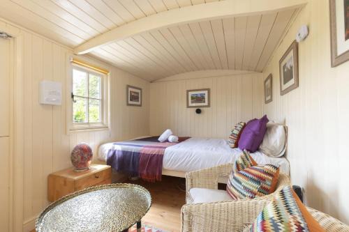 Tranquil Riverside Shepherds Hut in Tewkesbury