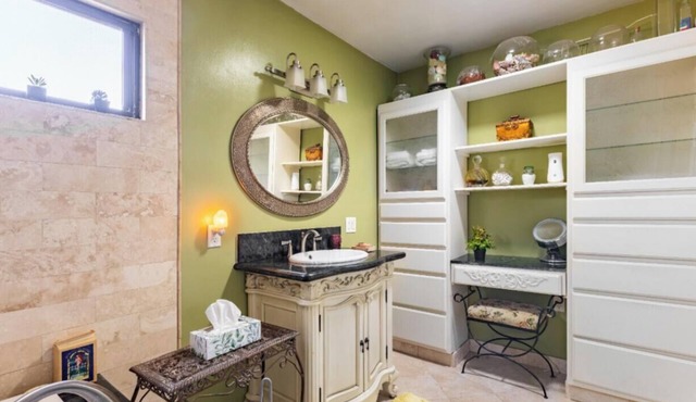 Tranquil Room: 1-bedroom in charming Los Angeles neighborhood