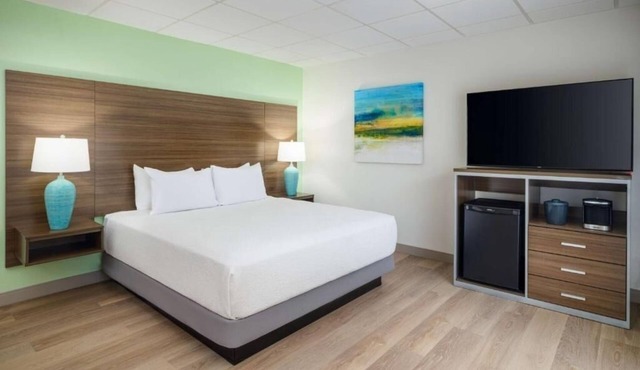 Tranquil Room Near City Perks and Beautiful Beach Days