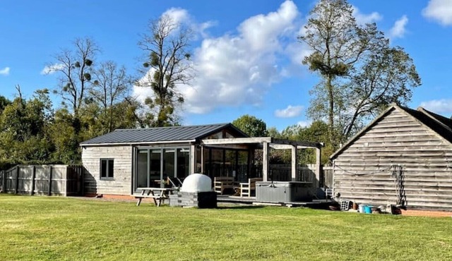 Tranquil rural retreat hot tub and pizza oven