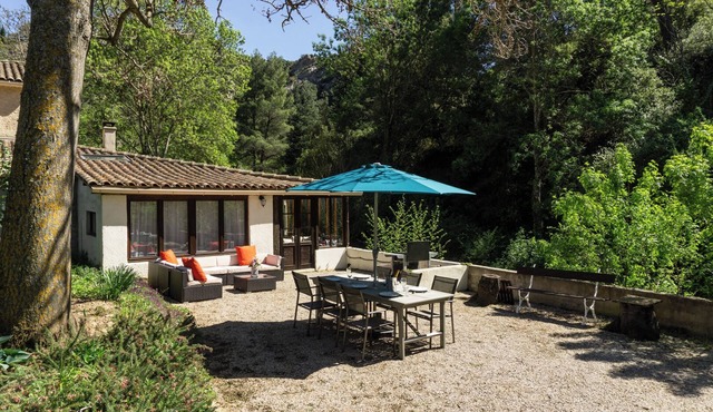 Tranquil, rustic, riverside retreat