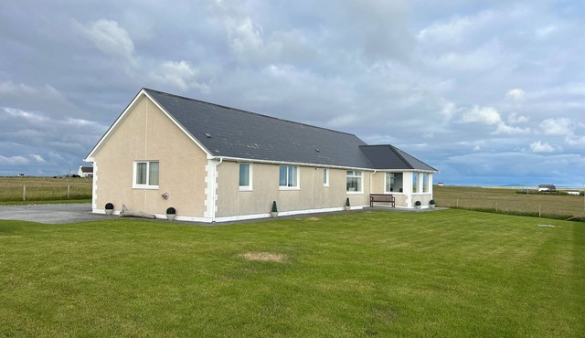 TRANQUIL SANDS - A Pet Friendly Bungalow, walking distance to a stunning Beach