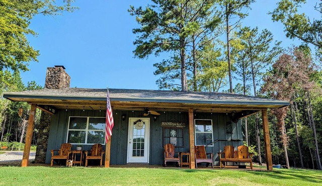 Tranquil secluded cabin in Auburn. Perfect for your GAMEDAY getaway or AU EVENT!