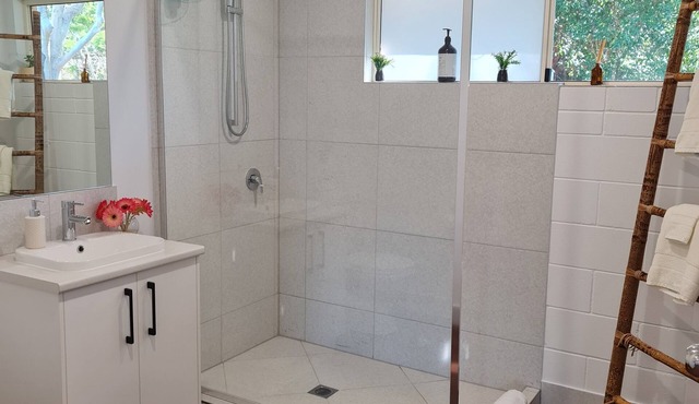 Tranquil Space in newly renovated Cottage in Cooroibah