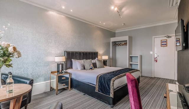 Tranquil Stay by the Sea Near Local Landmarks & Seafront Gardens