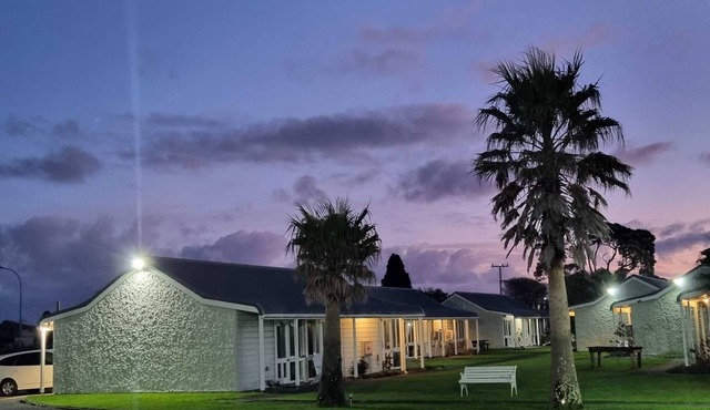 Tranquil Stays, Hidden Away: Serene Garden Studios with Ample Parking for All