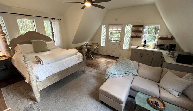 Tranquil Studio Amongst the Pines Near Redwood Highway - Pet Friendly!