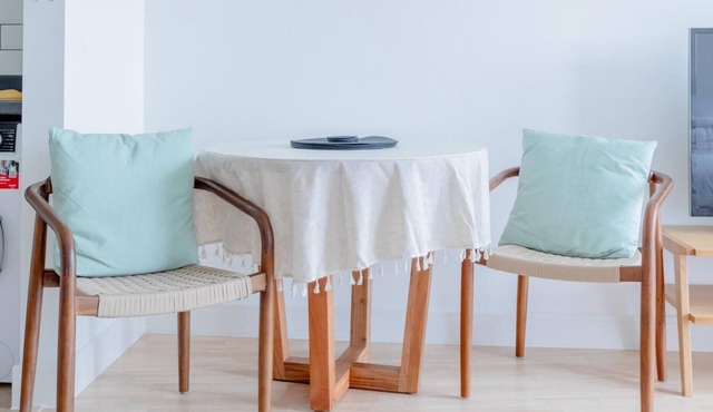 Tranquil Studio Flat w/Riverside View — Clapton!