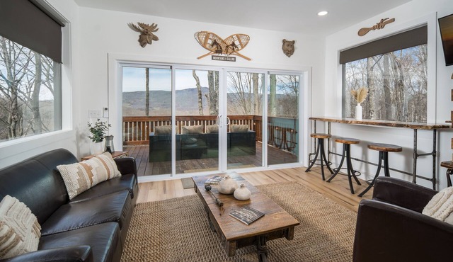 Tranquil & Stylish ~ Near Skiing ~ Hot Tub ~ Views