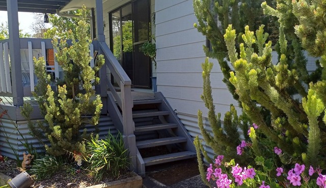 Tranquil surrounds, close to beach and boat ramp.