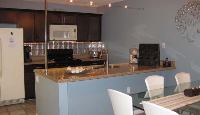 Tranquil/tasteful/serene 2BDRM townhouse avail (min 1 MO); L/T (3 MOS+) welcome