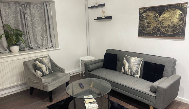 Tranquil Thamesmead Treasure – 3 Bedroom Modern Comfort in Greenwich