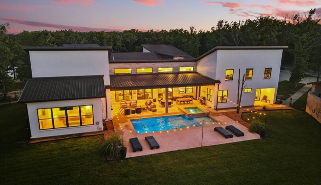Tranquil Tides: Lake Front- Pool & Hot Tub