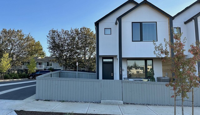 Tranquil Townhome in Prime Location