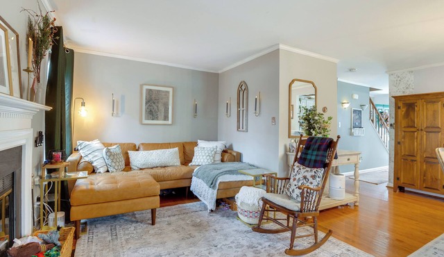 Tranquil Townhouse Retreat w/Deck in Germantown!