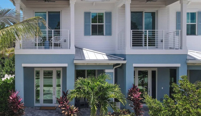 Tranquil Townhouse, Community Pool, Dock access, Waterfront Community!