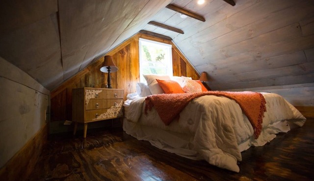 Tranquil Treehouse Cottage, King Bed, River View