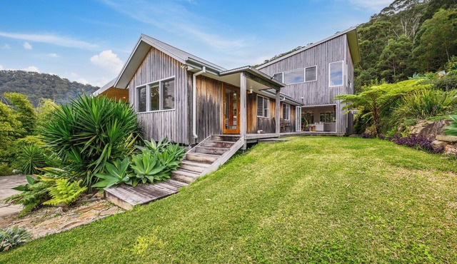 Tranquil Treetop Haven: 3 Bedroom Home with Stunning Views