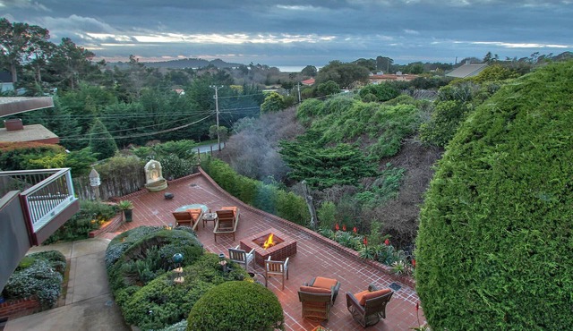 Tranquil Tuckaway w/Ocean/Pt Lobos views,1200sqft patio, firepit, pet friendly!