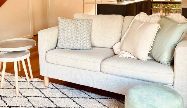 Tranquil Tullamarine 2B House, Free parking, 4mins to Airport + pet friendly!