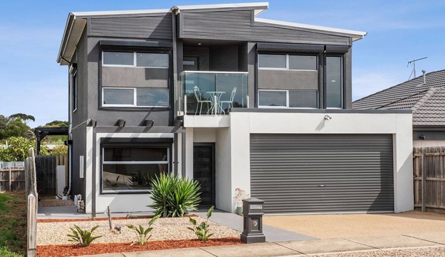 Tranquil Turnberry - Modern home, only 350 metres to St Leonards town centre.