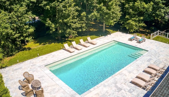 TRANQUIL RESORT STYLE RETREAT WITH LUXURY GUNITE POOL 2 MIN FROM SANDY BEACHES