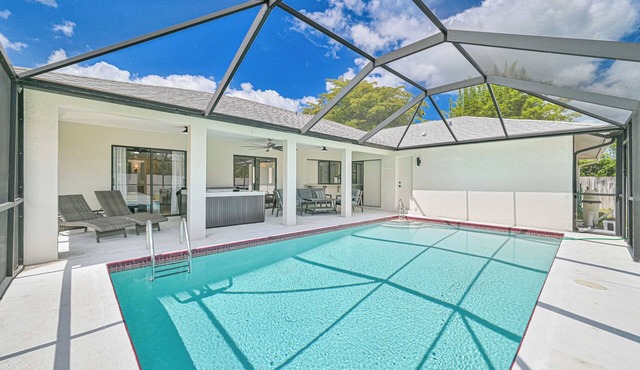 Tranquil Vacation Home, Hot Tub and Pool - 4 miles to Naples Beach!