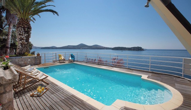 Tranquil villa with 4 bedrooms, sea access and WiFi, AC in Lozica