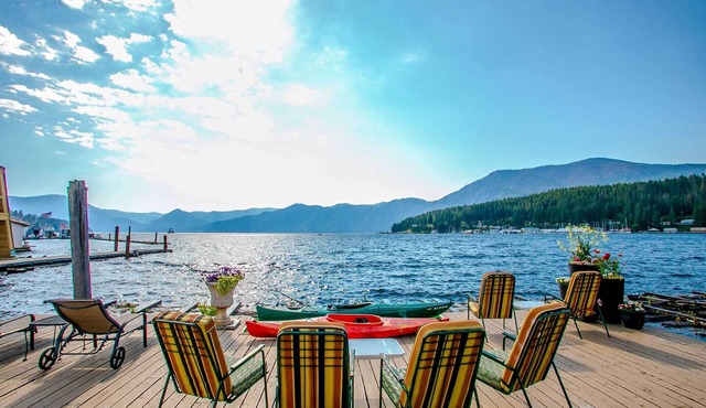 Tranquil Water-Front Panoramic-View Float Home on Scenic Bay Lake Pend Oreille