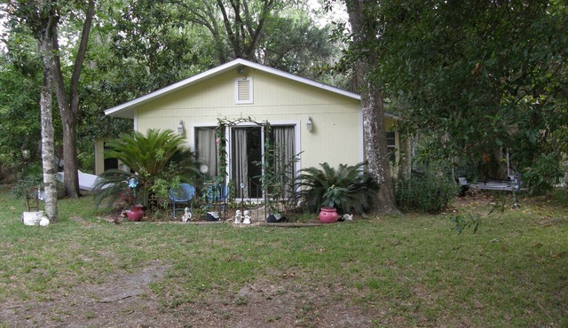 Tranquil Waterfront Cottage. 1 Bedroom, 1 Bathroom. Sleeps 2