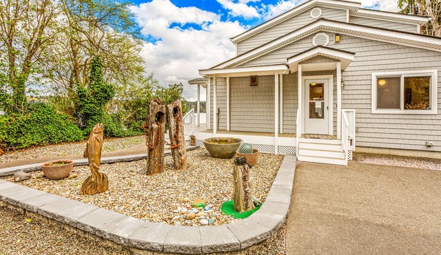 Tranquil Waterfront Home. Private Hot Tub.