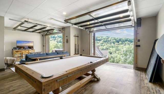 Tranquil Waters Retreat: Hot Tub, Pool & Lake Views