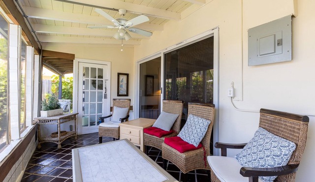 Tranquil Waterside Retreat: Delray Beach Dockside Cottage