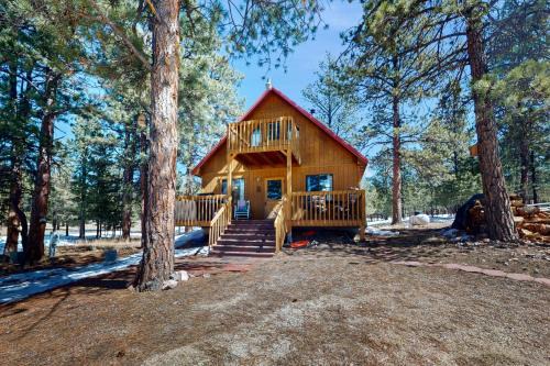 Tranquil Wet Mtn Cabin with Views on 3 Acres!