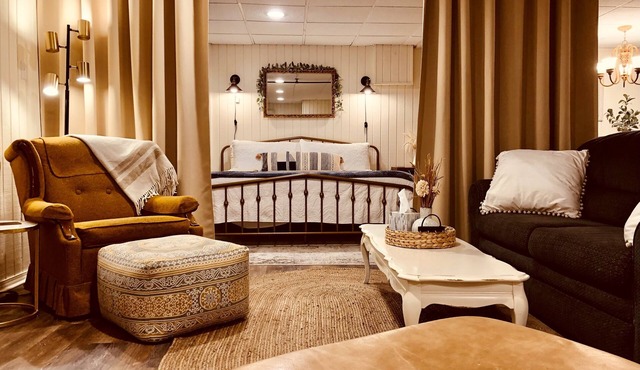 Tranquil Wooded King Bed Suite Close to Everything
