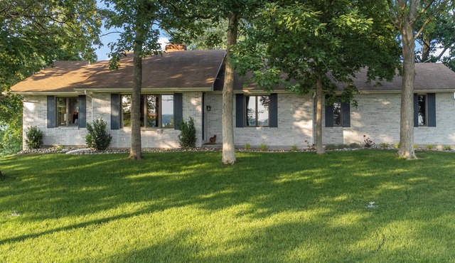 Tranquil Wooded Retreat Overlooking Truman Lake only 2 minutes from Warsaw, MO