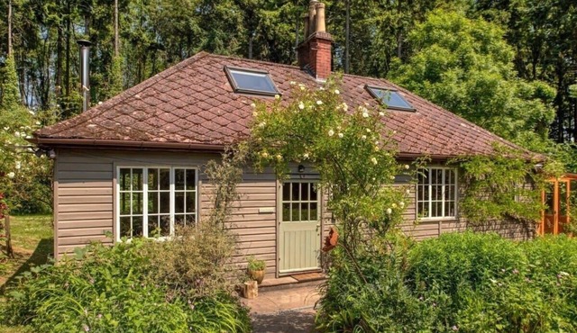 Tranquil Woodland Cottage, 10 Min Drive to Clifton