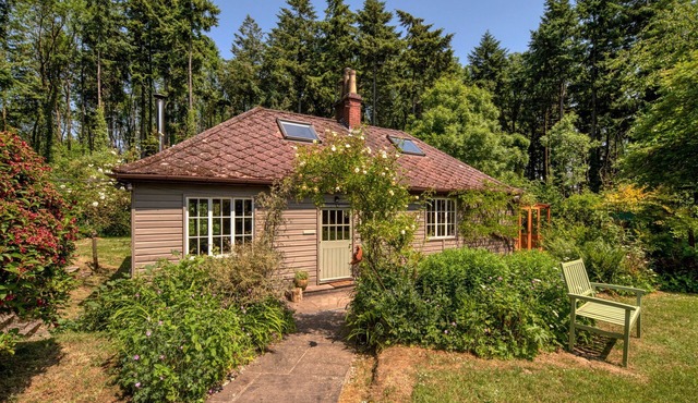 Tranquil Woodland Cottage, 10-Min Drive to Clifton