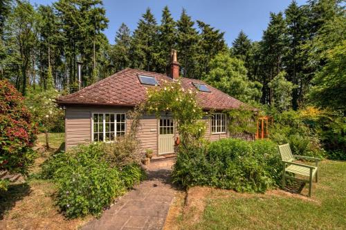Tranquil Woodland Cottage, 10-Min Drive to Clifton