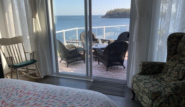 Tranquility And Beauty At This Tucked Away Home ~ Right On The Ocean!