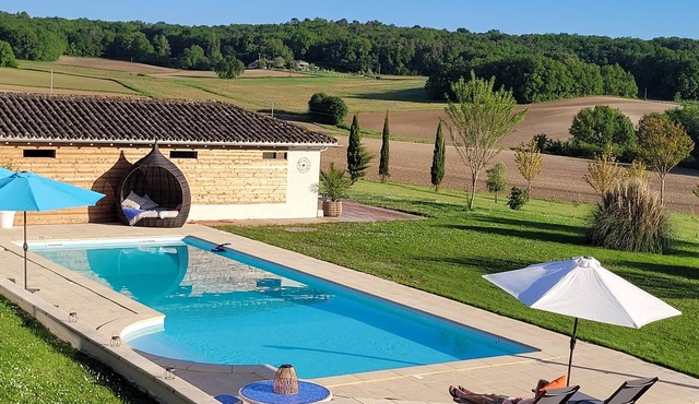 Tranquility, beautiful views, with large heated swimming pool in Lot et Garonne