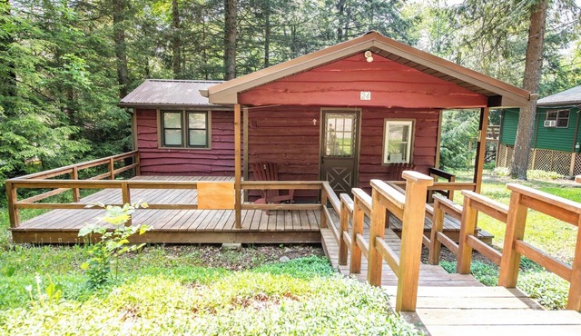 "Tranquility Cottage" is a quaint cottage on the West Side of Lake Mokoma