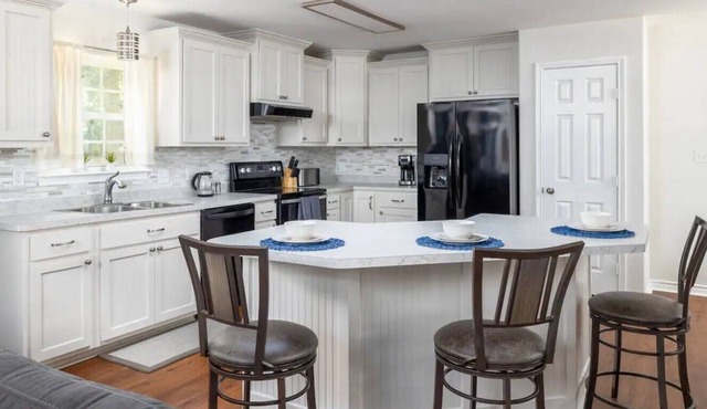 Tranquility in the City, 6 BR, Backyard Oasis