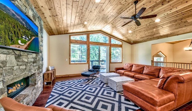 Tranquility in the Trees - Hot Tub, Projection TV Theater and Air Hockey