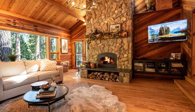 Tranquility Luxury Lodge w/AC & Pool Access!