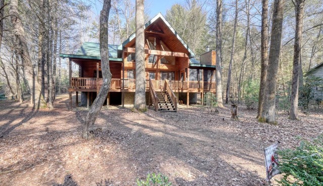 Tranquility on the Toccoa River - Dog-friendly, 4BR cabin w/hot tub in Suches!