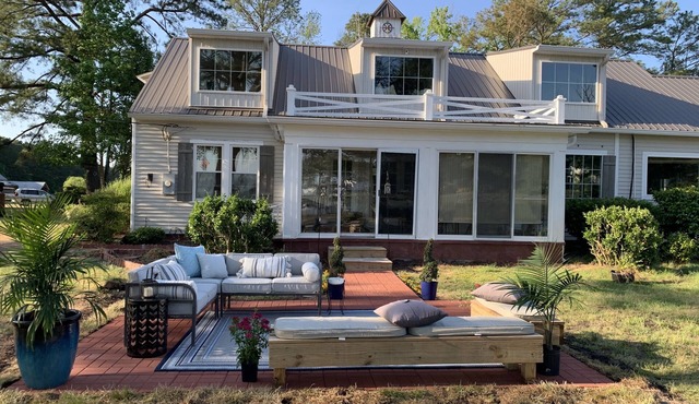 Tranquility on the Water! Renovated Modern Farmhouse on Private Cove on N. River