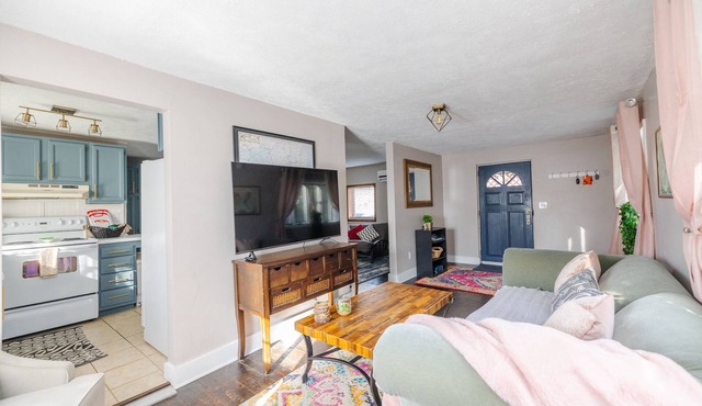Tranquility Suite with Porch! Pet- Friendly!