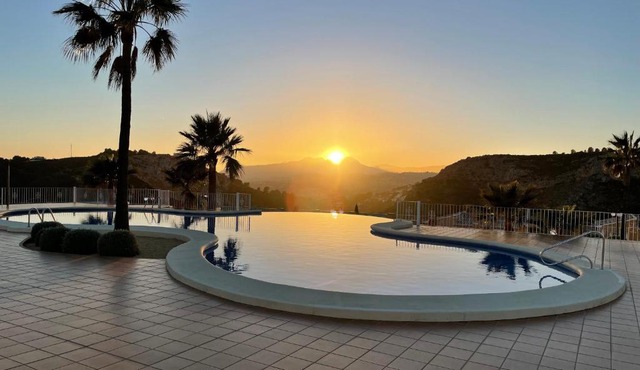 Tranquility, sun, breathtaking views & 7 minutes drive to sea